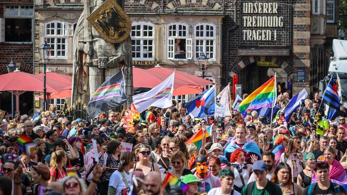 Bremen: CSD in Bremen - Tausende Menschen und viel Polizei