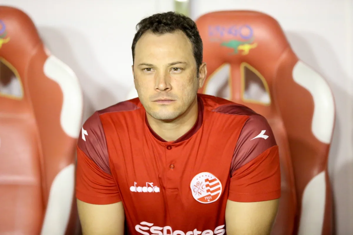 Náutico encaminha retorno de técnico Bruno Pivetti após saídas de Hélio e Guilherme dos Anjos