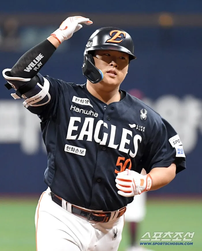 "어렸을 때 생각나서…" 한화 강백호, 유신고 야구부에 봉사활동 → 3500만원 상당 야구용품 기부까지