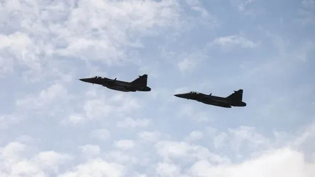 Dois caças da NATO investigam drones no espaço aéreo da Roménia