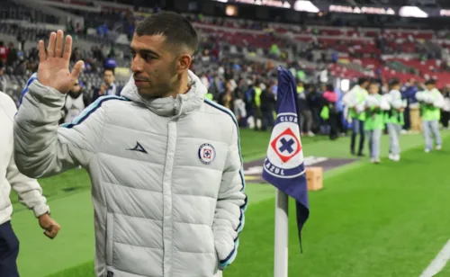 Erik Lira tiene los días contados en Cruz Azul