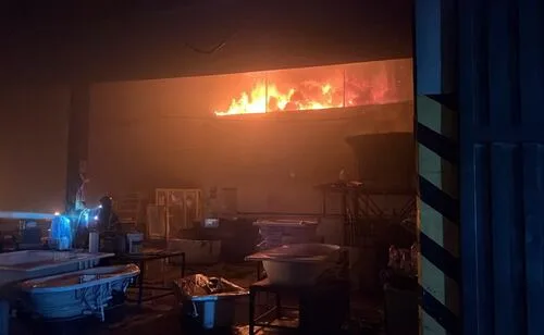 Incendio consume fábrica de fibra de vidrio en Iztapalapa; bomberos controlan el fuego durante la madrugada