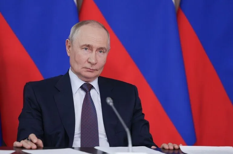 Путин поручил сформировать портфели прорывных решений для соцорганизаций