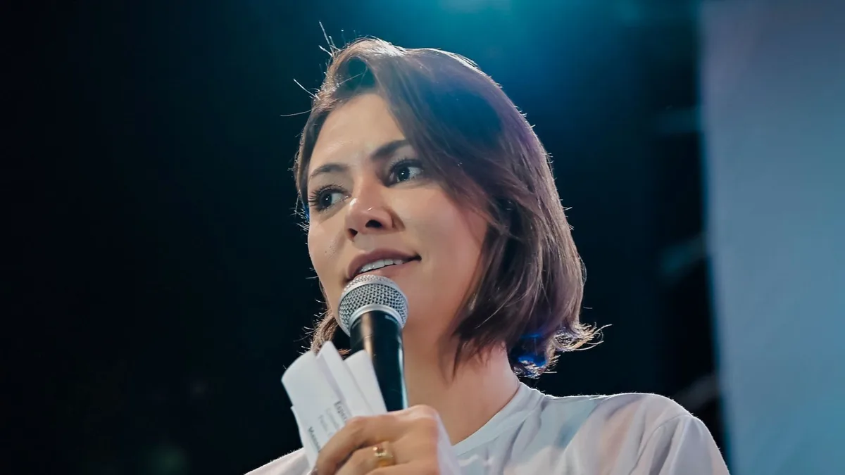 Por que Michelle não foi ao lançamento da candidatura de Flavio Bolsonaro