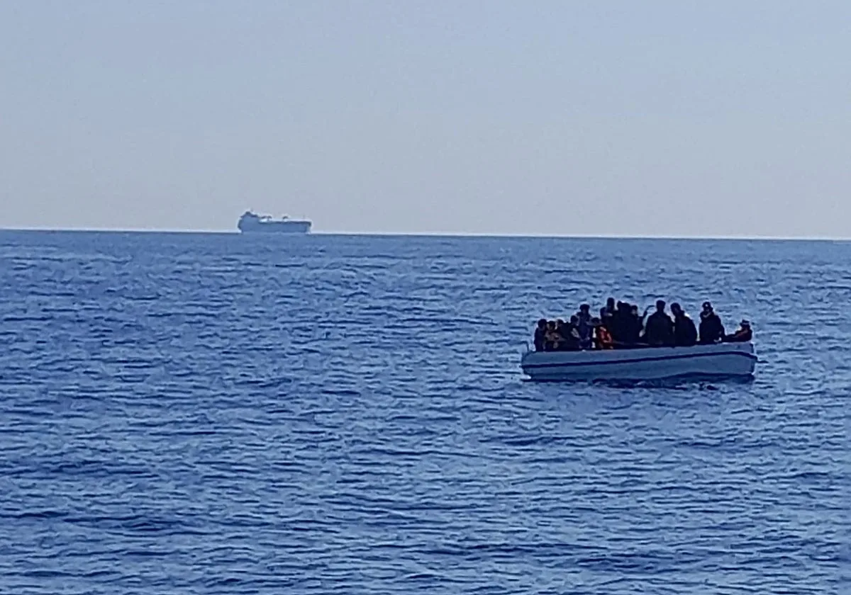 Juzgan al patrón de una patera pinchada que tuvo que ser inflada por los inmigrantes para no hundirse