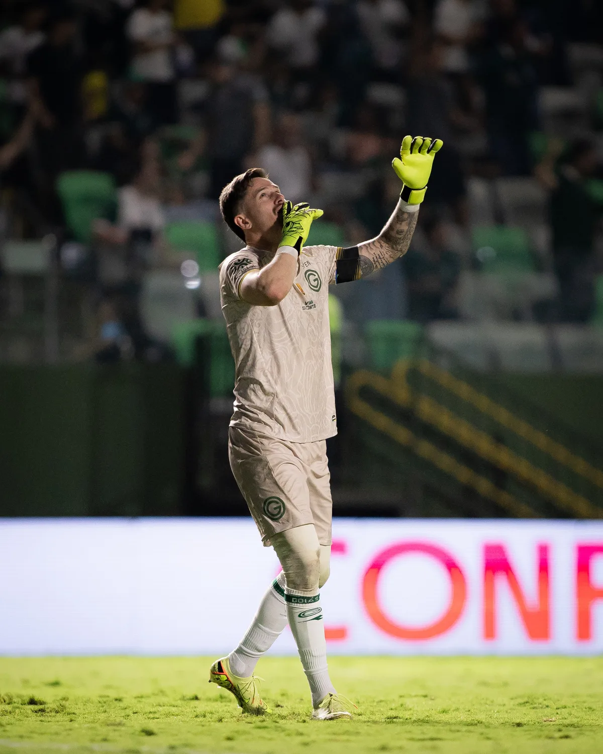 Após 400 jogos pelo Goiás, Tadeu destaca recuperação e mira duelo decisivo contra o Fortaleza