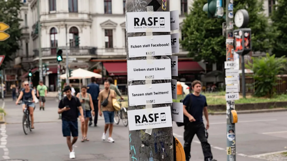 Wer steckt hinter RASF? - Provokante Plakate gegen die Smartphone-Sucht