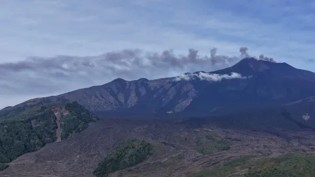 Etna volta a entrar em erupção e fecha aeroporto de Catânia