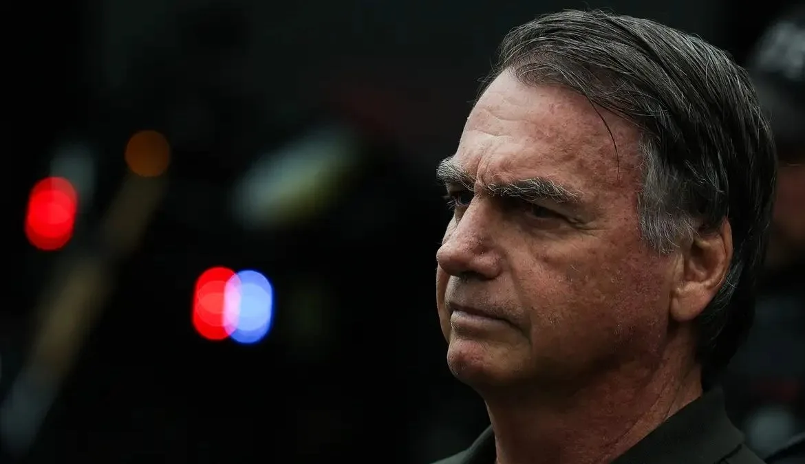 Novo boletim médico revela que Jair Bolsonaro teve taquicardia e falta de ar na última semana; ex-presidente segue em prisão domiciliar