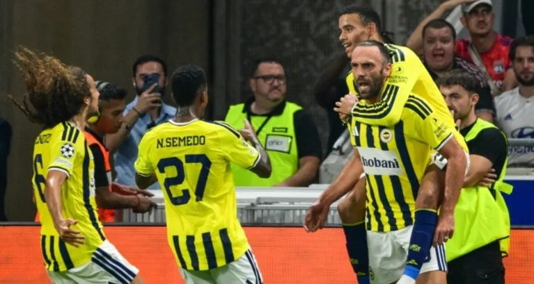 Fenerbahçe vence Lyon fora de casa e garante vaga na Liga dos Campeões