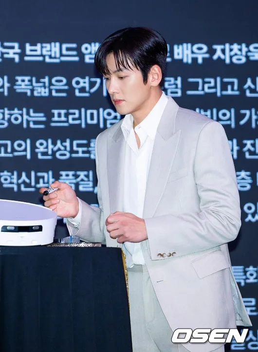 [사진]지창욱,'어디에 사인을 해볼까'