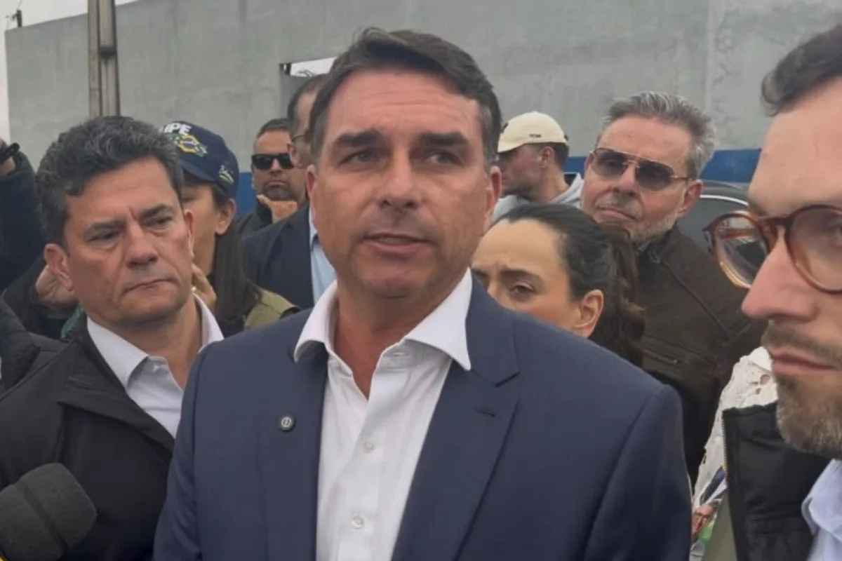 Perfis de fora do Brasil têm posts pagos para apontar favoritismo de Flávio