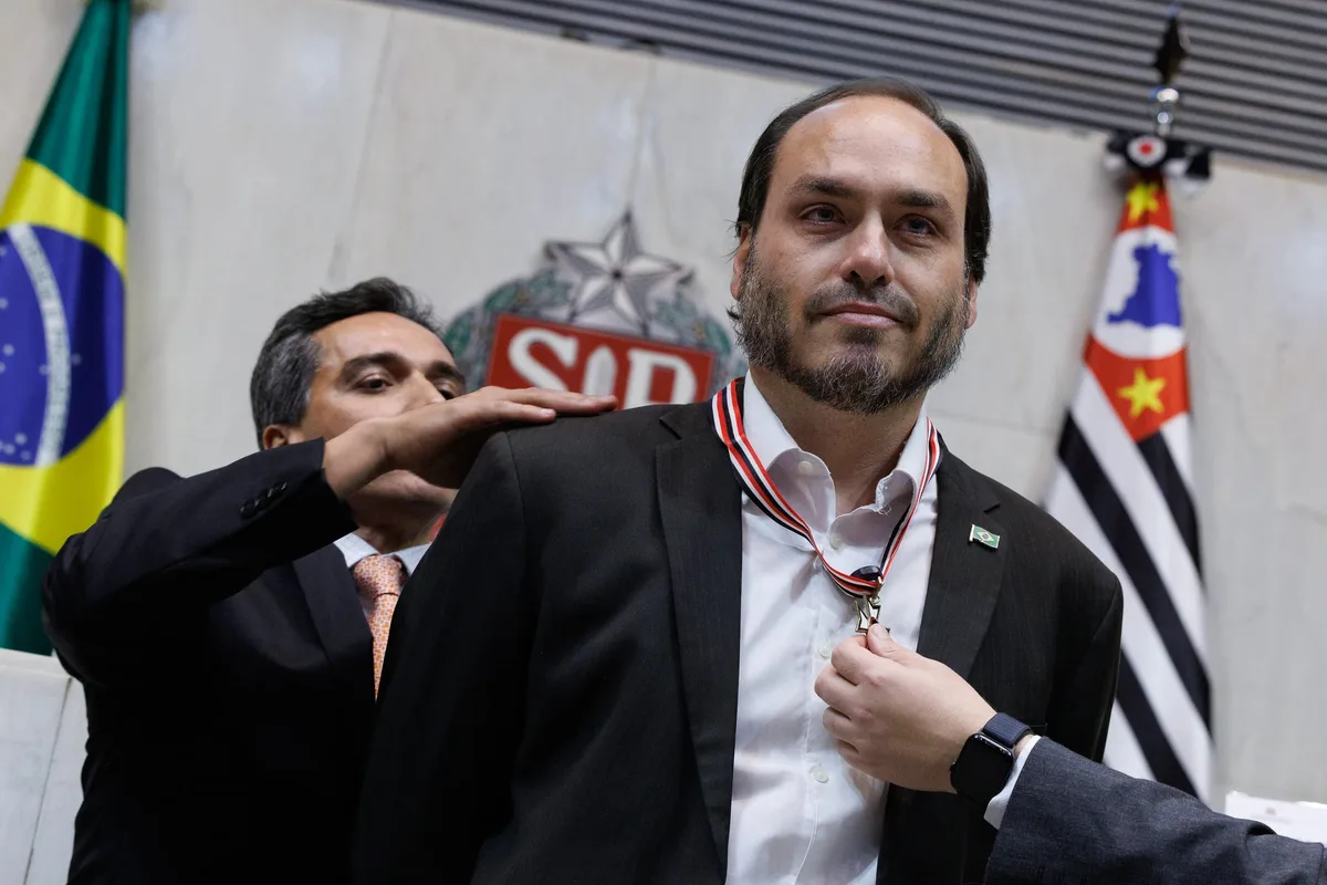 Carlos Bolsonaro usa foto de IA para ilustrar encontro com o pai e “esquece” SC em propaganda