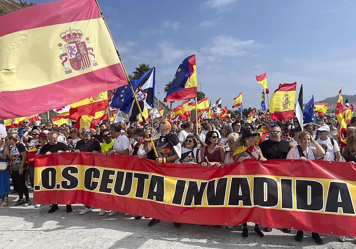 Cientos de ceutíes marchan hacia el Tarajal en defensa de la españolidad de la ciudad: «¡Tirano, canalla, tú no eres caballa!»