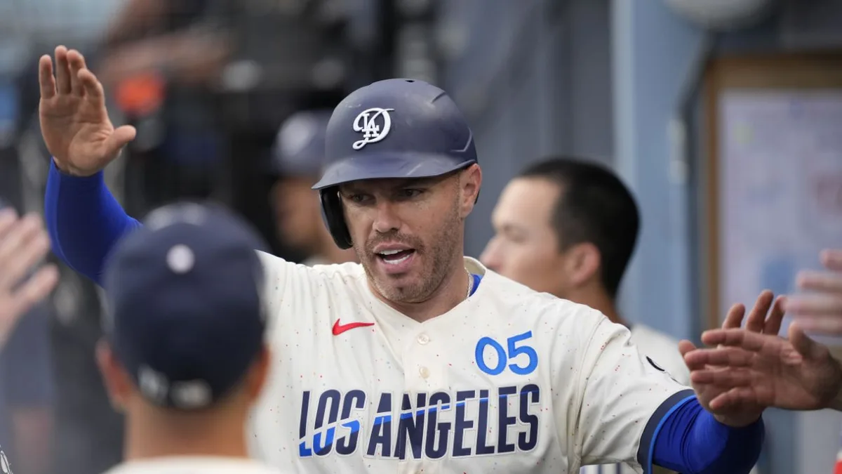 Freddie Freeman returns to Dodgers’ lineup after missing two games with knee issue