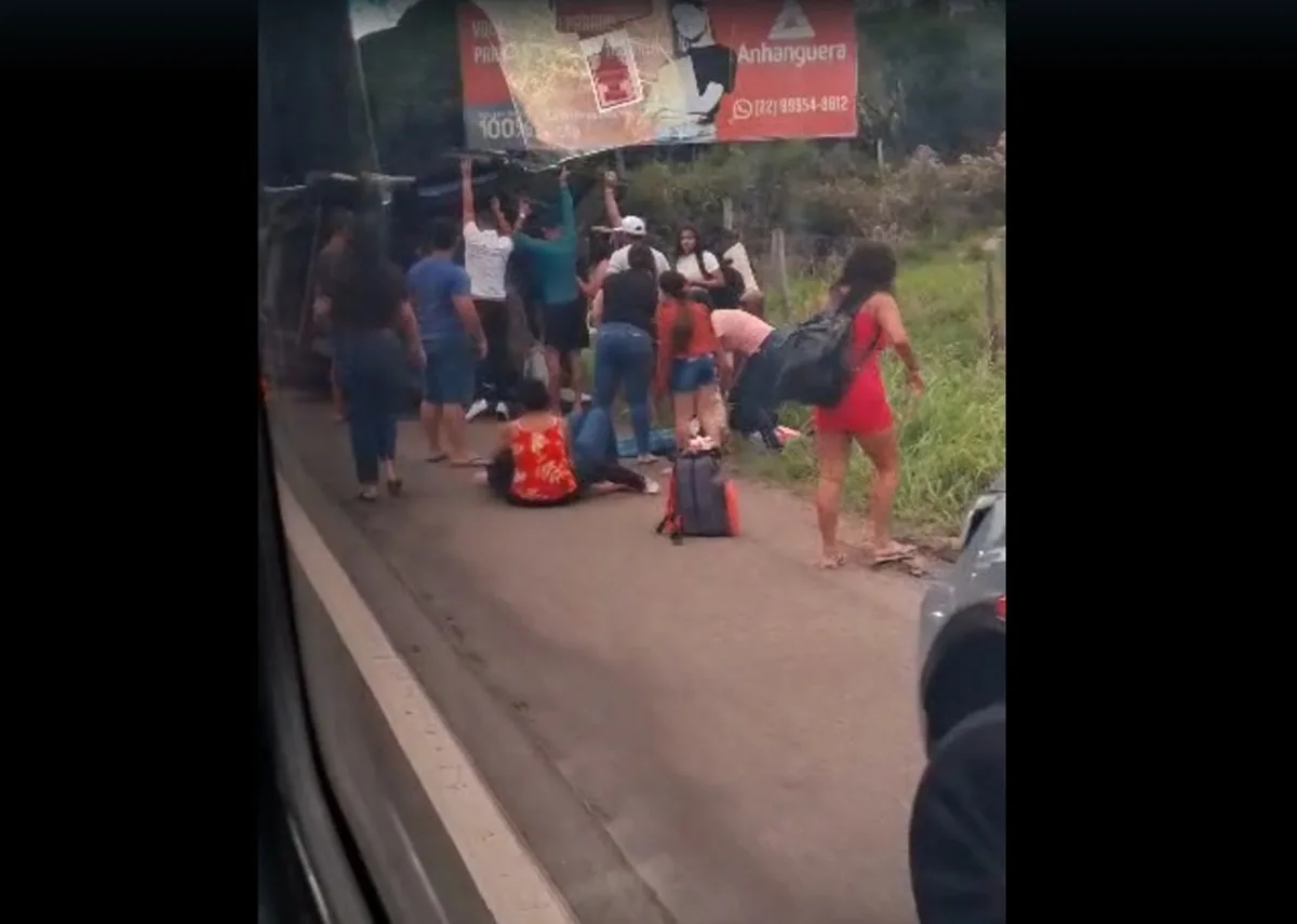 Passageiros se ajudam após van tombar em acidente na BR-356, em Campos; VÍDEO