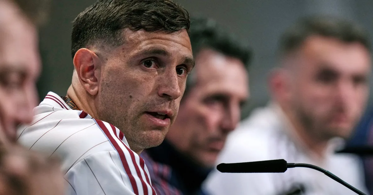 El DT de Aston Villa confirmó que el Dibu Martínez quiso cambiar de club: "Nos lo transmitió y decidimos..."