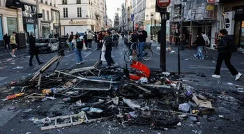 Macron vai falar. França em estilhaços e cinzas após jornada de protestos e confrontos