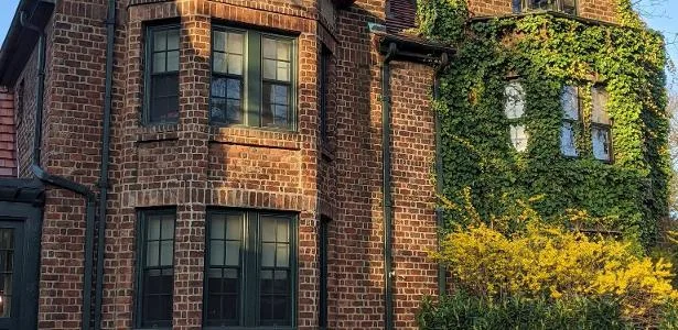 Ele comprou a ?casa do Homem-Aranha? em NY. Agora recebe milhares de cartas