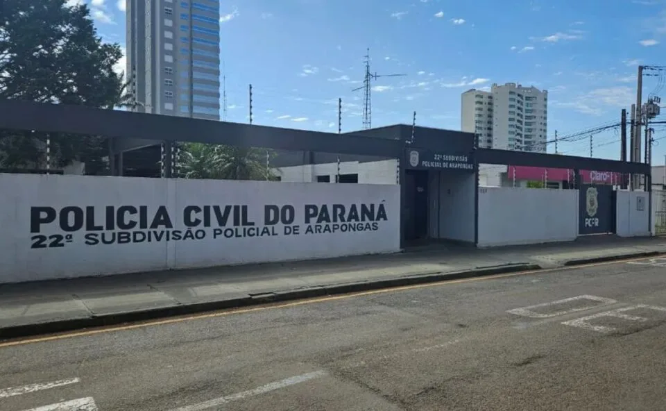 Móveis quebrados e sangue! Vizinhos ouvem gritos, invadem casa e salvam mulher de tentativa de feminicídio