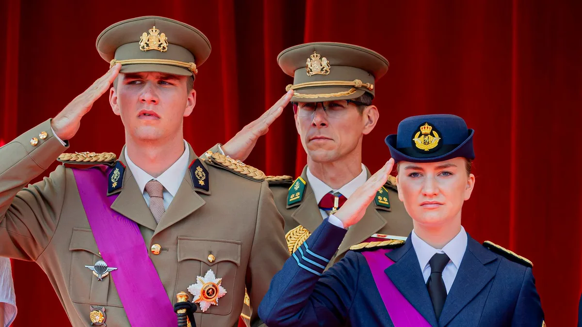 El príncipe Gabriel de Bélgica se gradúa ante sus padres y su hermana Elisabeth: el importante paso del hijo de Felipe y Matilde