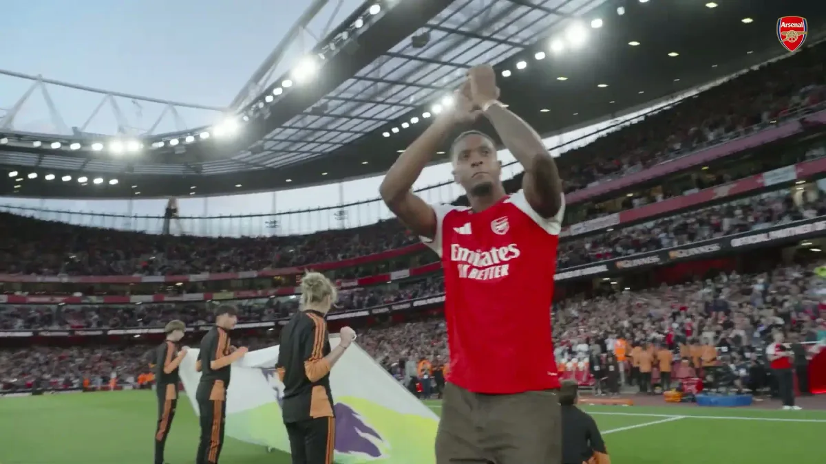 Ezri Konsa é apresentado no Emirates Stadium