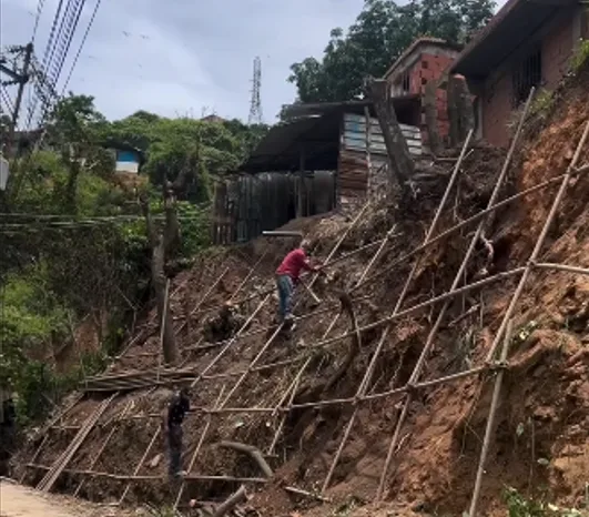 Construyen muro de gavión y pantalla atirantada en El Junquito