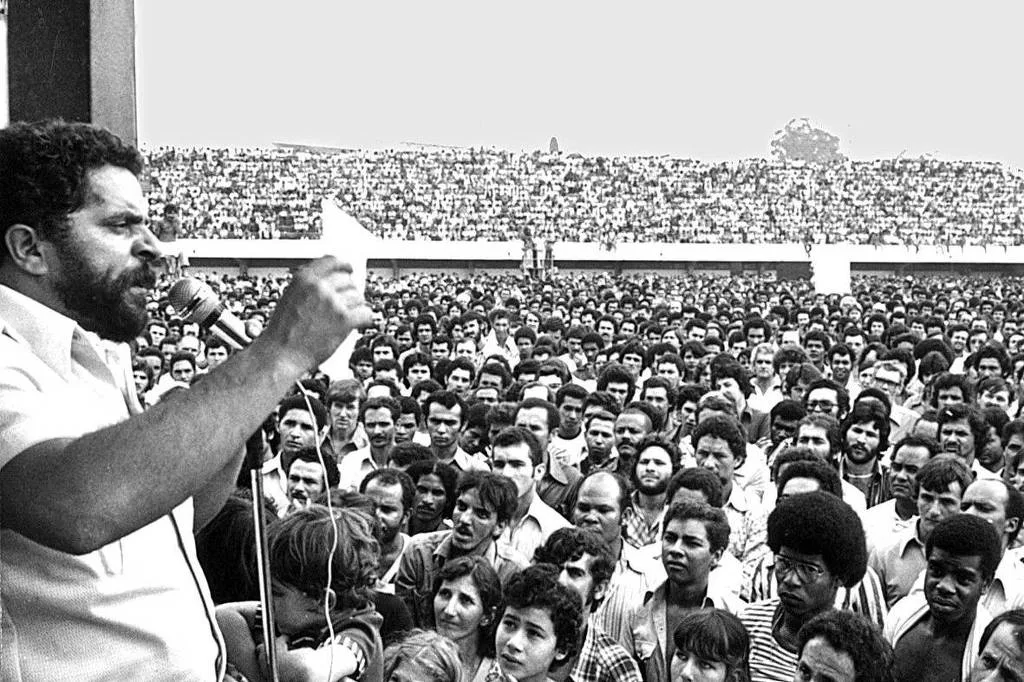 Lula começa campanha no palanque sindical que o projetou para a política