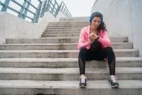Perdeu força no aperto de mão? Queda de 15% é sinal de alerta para idosos
