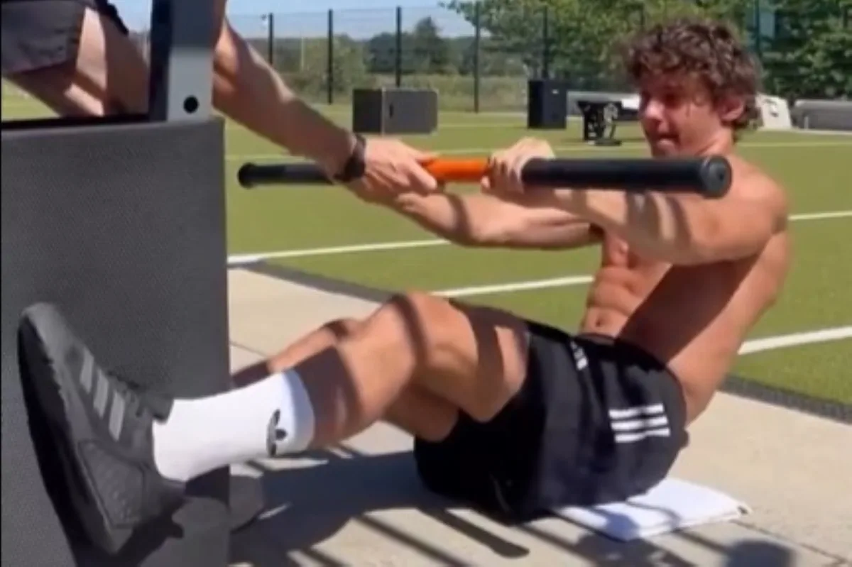 Líder da F1, Antonelli compartilha treino durante pausa da temporada
