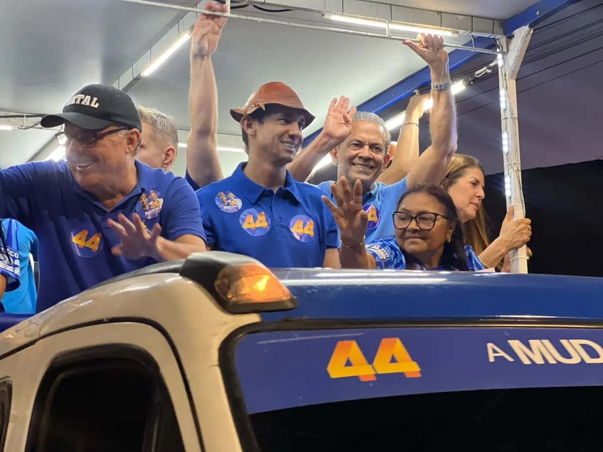 Allyson faz caminhada na Zona Norte de Natal e apresenta propostas para educação integral no RN