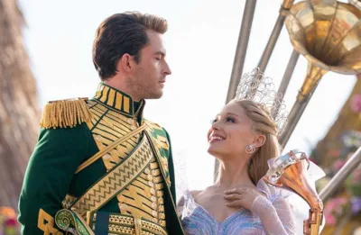 De “Wicked” para a vida: Jonathan Bailey prestigia show de Ariana Grande em Londres