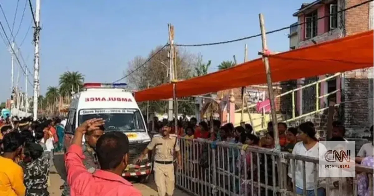 Debandada em templo hindu na Índia causa pelo menos sete mortos