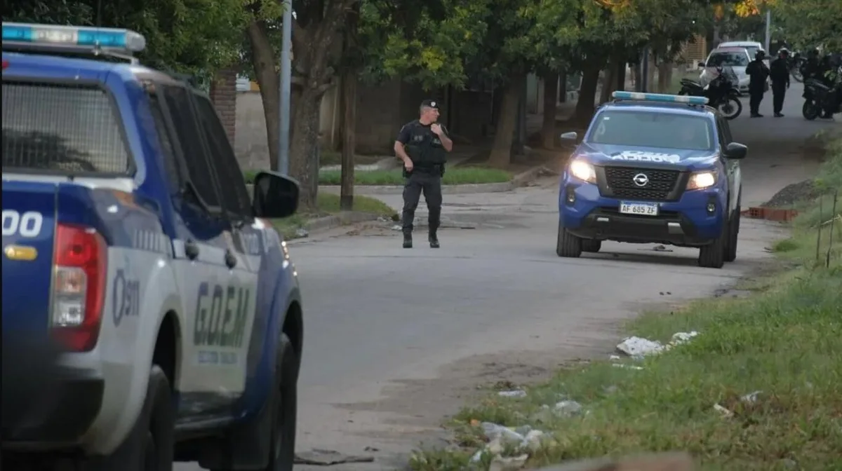 Encontraron el cuerpo de un bebé dentro de una bolsa en una plaza de Córdoba e investigan cómo murió