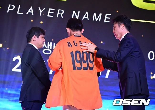 [사진]설악고 민주홍 품은 한화, 유니폼에 새긴 '어게인 1999'