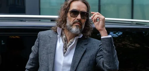 Russell Brand: Vergewaltigungsprozess gegen Comedian in London gestartet