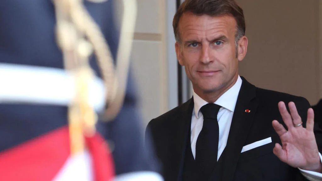 Emmanuel Macron annonce l'interdiction du portable au lycée "dès la rentrée"