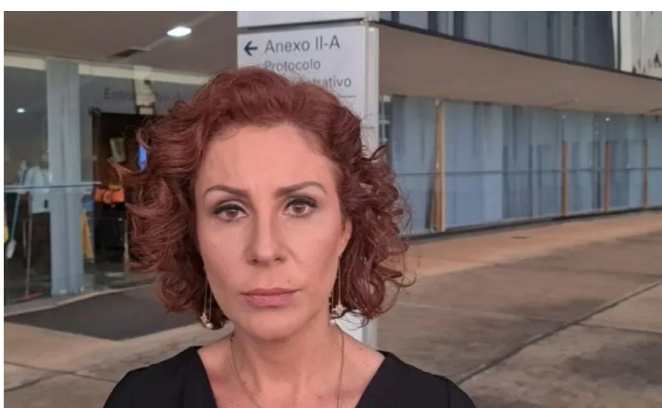 Carla Zambelli pede ao STF autorização para voltar ao Brasil nas eleições e votar na mãe; entenda