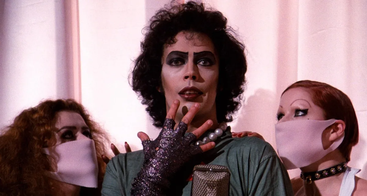 Tim Curry, de 'Rocky Horror Picture Show' e 'Esqueceram de Mim 2', morre aos 80 anos
