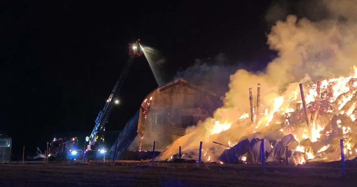 Haute-Loire. Un bâtiment agricole de 750 m² détruit par un incendie, 60 pompiers mobilisés à Saint-Georges-Lagricol