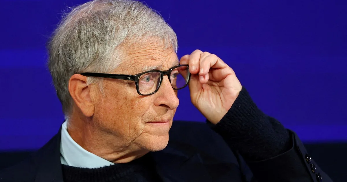 Bill Gates advierte por el avance de la IA y propone reservar empleos exclusivamente para humanos