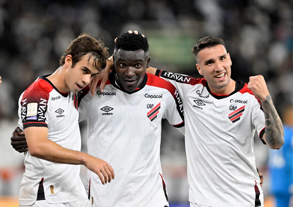 Botafogo 2 x 3 Athletico: assista aos gols e aos melhores momentos do jogo do Brasileirão