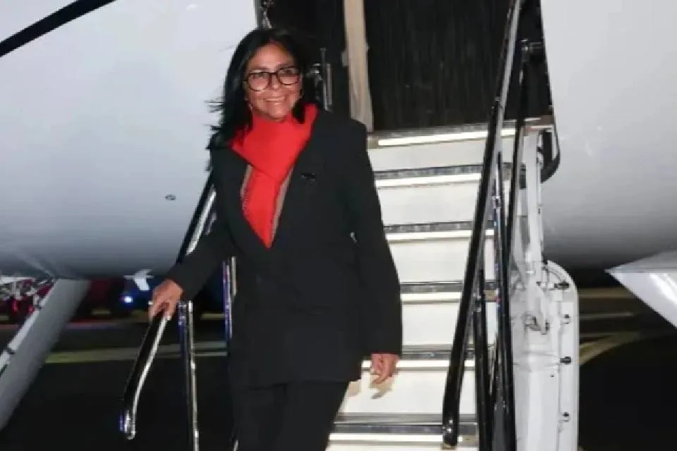 Acceso a la Justicia advierte sobre un vacío de poder tras viaje de Rodríguez a EEUU