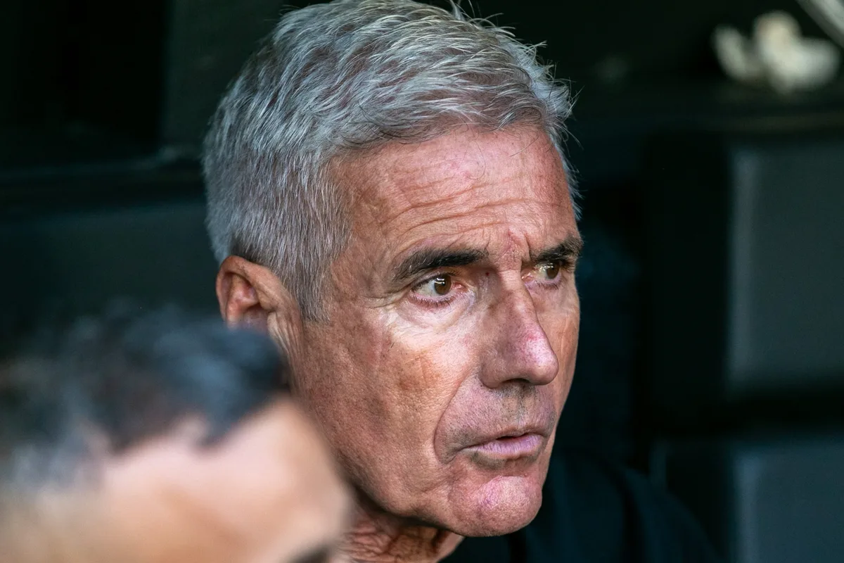Mesmo pressionado, Luís Castro mantém respaldo interno e influência no Grêmio; entenda