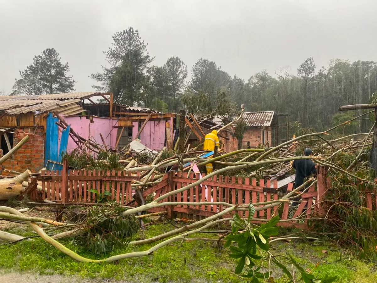 SC tem mais de 10 cidades em emergência após fortes chuvas causarem estragos e impactos