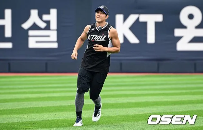 [사진]KT 위즈파크 그라운드 뛰는 황재균