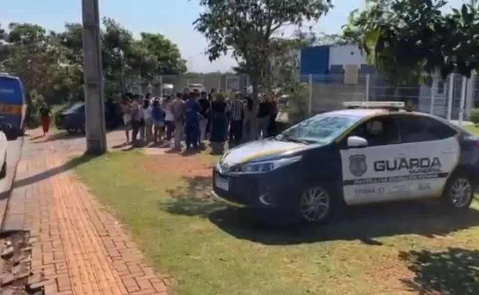 Pais protestam contra remanejamento de professora investigada por agressão a criança autista em Foz do Iguaçu