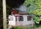 Mulher dorme com cigarro, causa incêndio e tem parte do corpo queimado