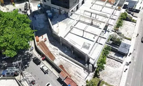 Marquise desaba e atinge trabalhador na cabeça em bairro nobre de Salvador