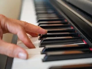 Entraînement intensif et angoisse de la blessure : les musiciens sont-ils aussi des sportifs de haut niveau ?